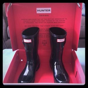 Short glossy black Hunter boots size 6